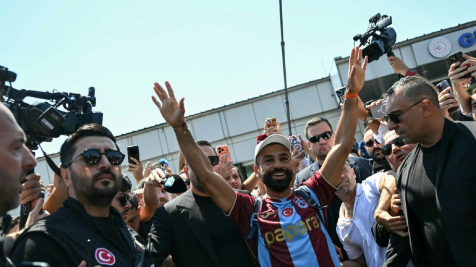 Mohamed Salah &eacute; recebido por multid&atilde;o na Turquia e veste camisa do Trabzonspor