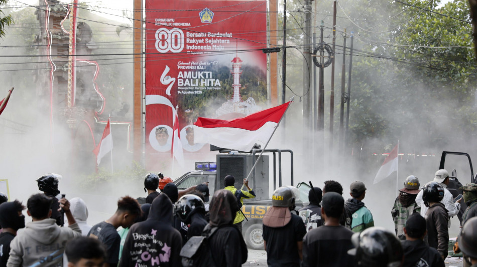 Indonesia, almeno tre morti durante le proteste contro Subianto