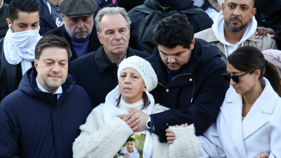 Milhares de pessoas homenageiam na Fran&ccedil;a irm&atilde;o assassinado de ativista antinarc&oacute;ticos