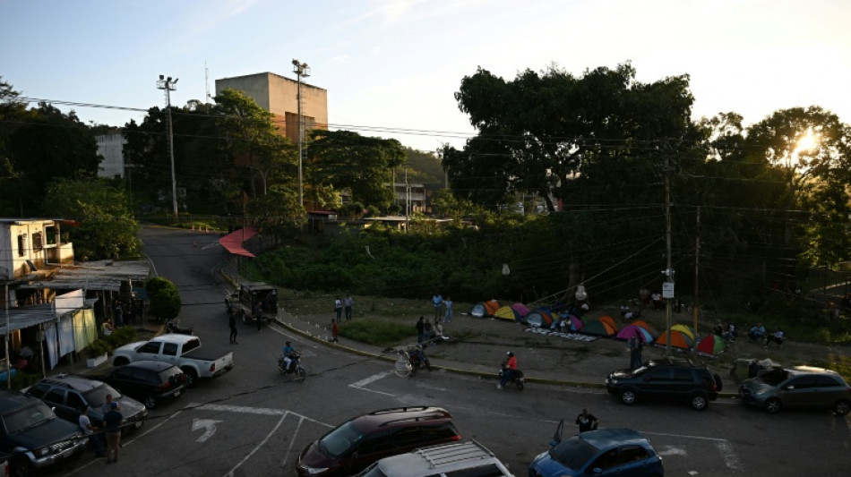 Un pescado frito frente al Caribe, primer deseo de un excarcelado venezolano