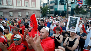 Albaneses protestam contra Kanye West e complexo tur&iacute;stico ligado a Donald Trump