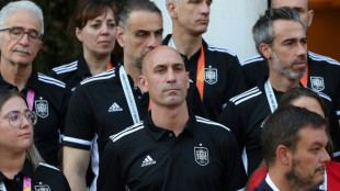 Crece la presi&oacute;n sobre el presidente de la Federaci&oacute;n Espa&ntilde;ola por el beso a Jenni Hermoso