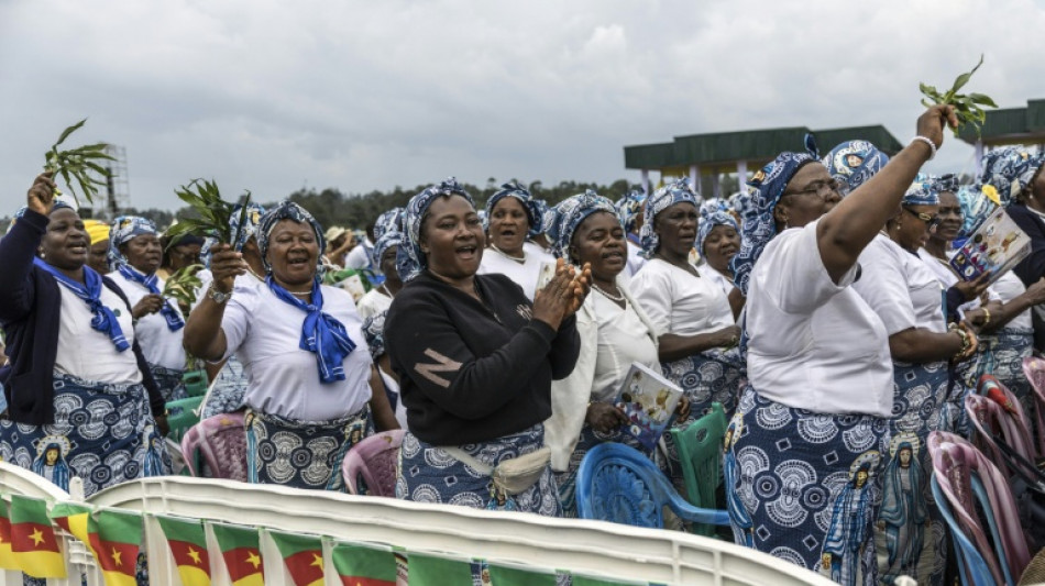 El papa celebra una misa gigante ante 120.000 fieles en Camer&uacute;n
