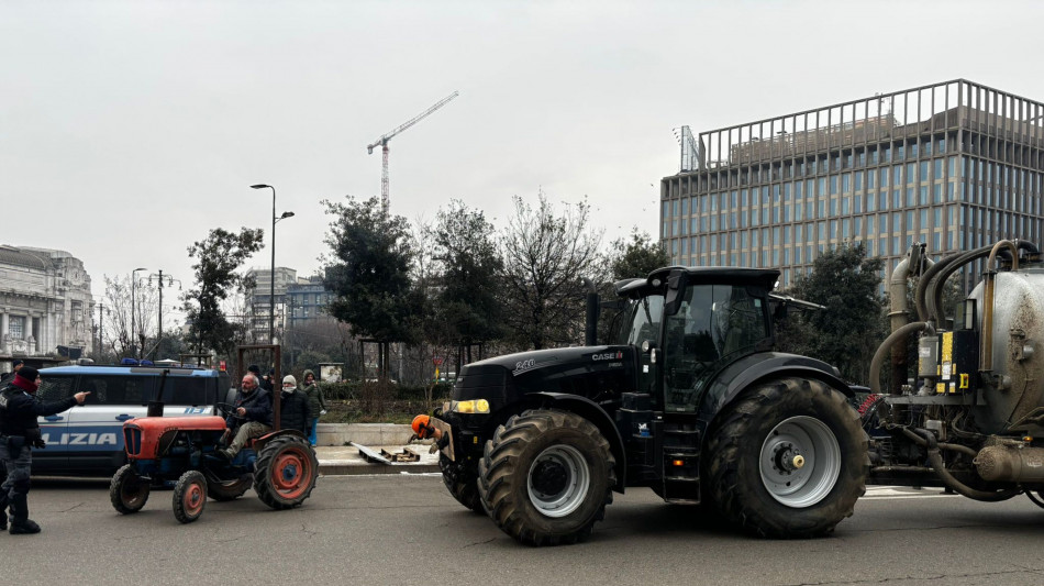 Trattori bloccano traffico a Milano contro il trattato Mercosur
