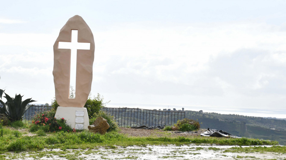 Frana Niscemi, crolla la croce simbolo della resistenza