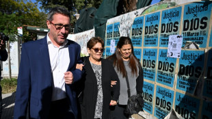 Maradona "a veces se resist&iacute;a" a que lo atendieran los m&eacute;dicos, dijo una de sus hermanas