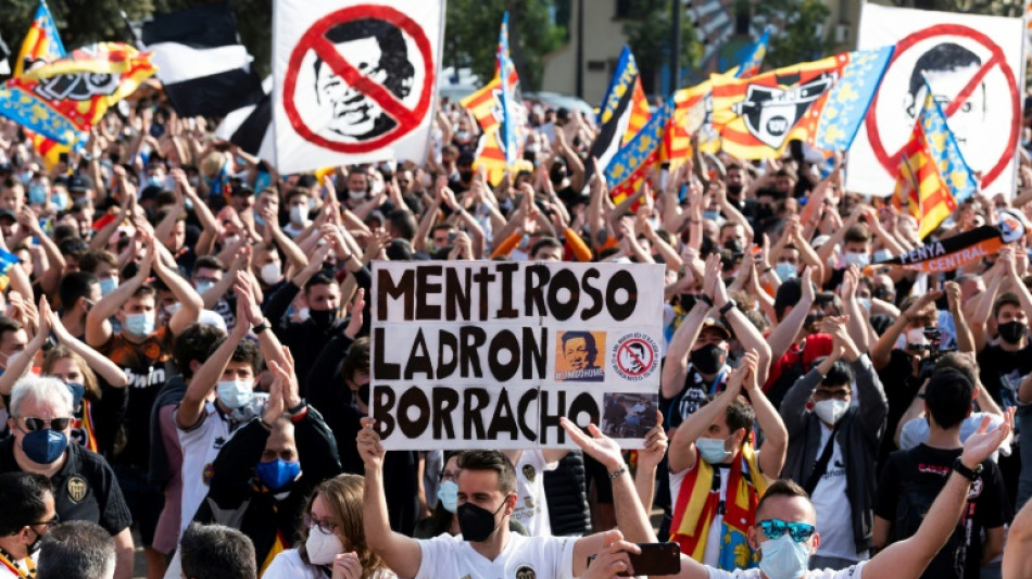 Investigan en Singapur a dos seguidores del Valencia por protestar contra el due&ntilde;o del club