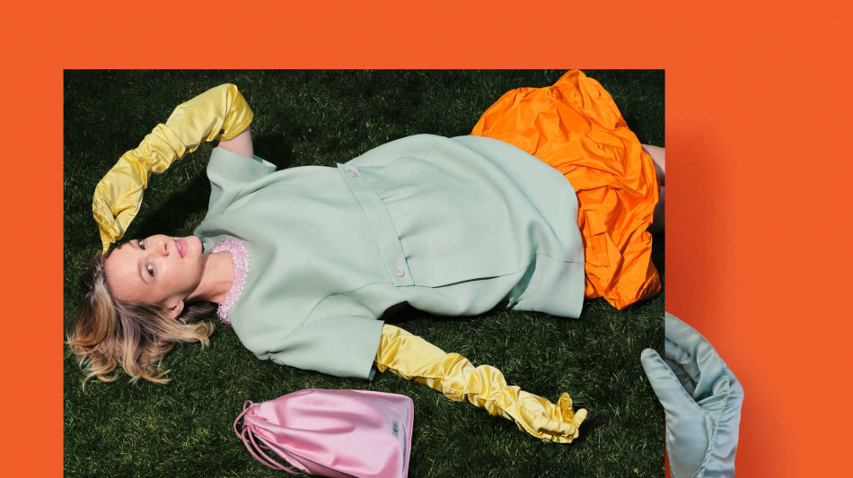 La campagna Primavera/Estate 2026 di Prada &egrave; un'indagine sulla pubblicit&agrave;