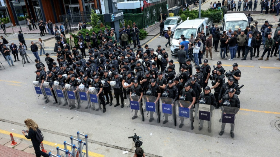 Nach gerichtlicher Absetzung von CHP-Spitze: T&uuml;rkische Polizei st&uuml;rmt Sitz der Opposition 