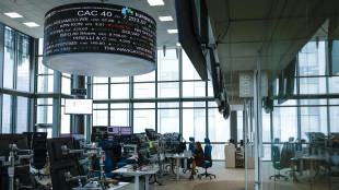 Borsa: Europa debole, traballa governo in Francia, Milano -1,1%