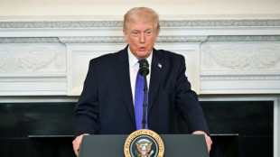 Trump assina decreto que imp&otilde;e tarifa geral de 10%, ap&oacute;s rev&eacute;s na Suprema Corte