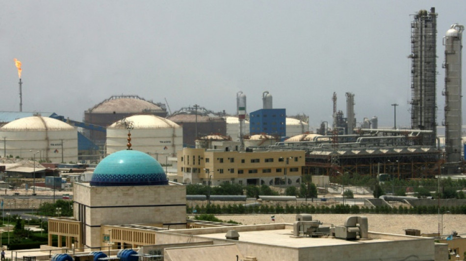 Un carguero emirat&iacute; naufraga frente a las costas de Ir&aacute;n