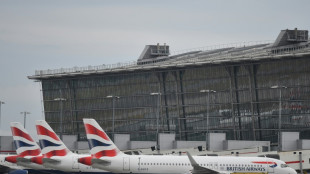 Heathrow reanudar&aacute; algunos vuelos el viernes tras un incendio que perturb&oacute; tr&aacute;fico a&eacute;reo mundial