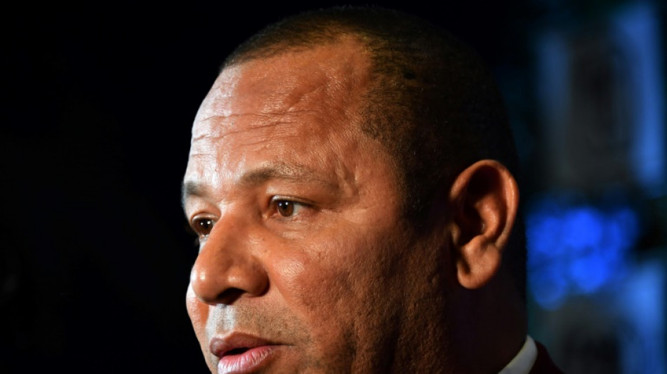 Pai de Neymar nega que v&aacute; pagar fian&ccedil;a de Daniel Alves 