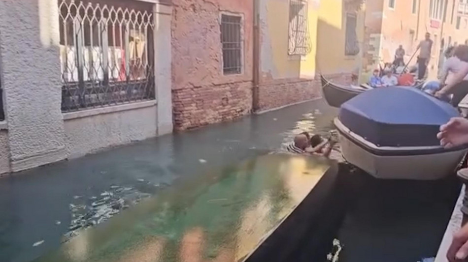 Gondola si ribalta, turisti in acqua in un canale di Venezia