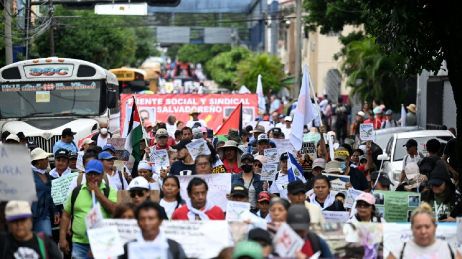 Marcha por los derechos humanos en El Salvador en el día de la independencia centroamericana