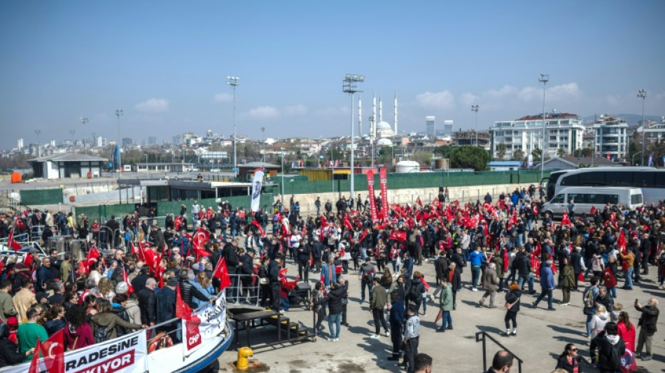 Multidão em Istambul pede libertação de líder da oposição turca