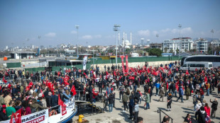 Multidão em Istambul pede libertação de líder da oposição turca