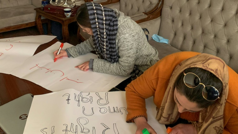 En Afganist&aacute;n, un pu&ntilde;ado de mujeres desaf&iacute;a a los talibanes