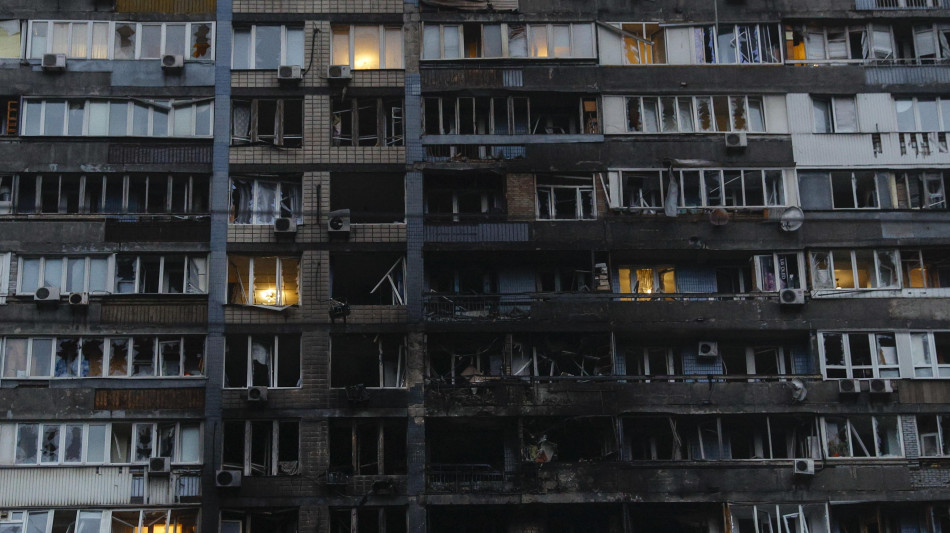 Kiev, torna l'elettricit&agrave; per 550 mila residenti dopo raid russi