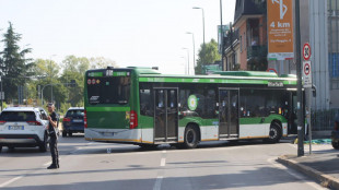 Autobus travolge una moto in centro a Milano, 4 feriti