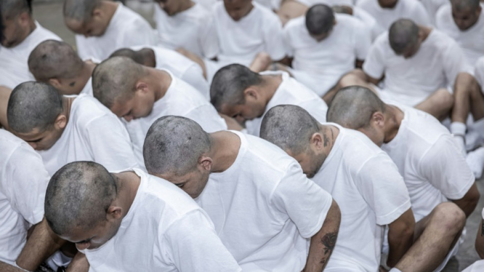 Secretária de Segurança de Trump visita prisão de El Salvador 