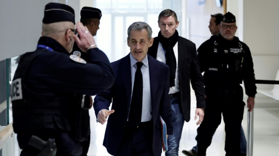 El expresidente franc&eacute;s Sarkozy recibe su brazalete electr&oacute;nico tras una condena por corrupci&oacute;n