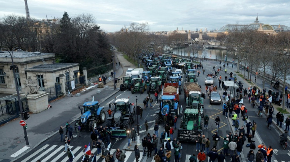 La FNSEA va passer la nuit devant l'Assembl&eacute;e malgr&eacute; l'annnonce d'une "loi d'urgence agricole"