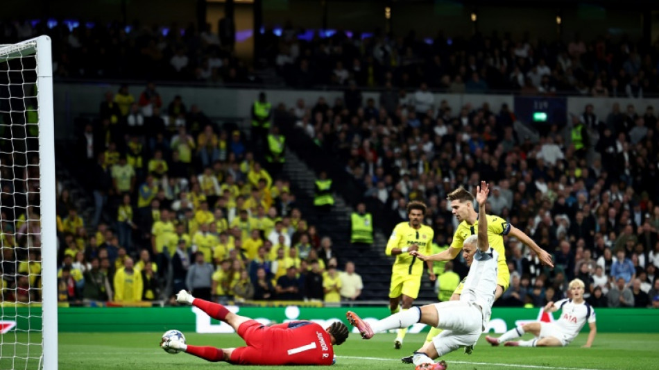 Tottenham vence Villarreal (1-0) com falha de goleiro brasileiro na 1&ordf; rodada da Champions