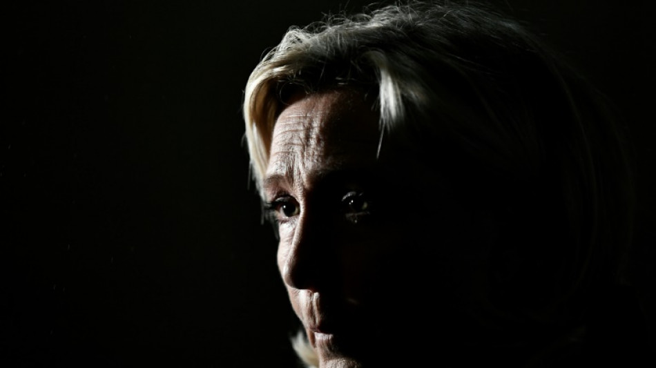 La l&iacute;der ultraderechista Le Pen se juega su futuro pol&iacute;tico ante la justicia francesa