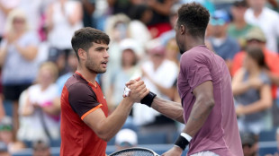 Alcaraz perde para Monfils na estreia em Cincinnati; Sinner avan&ccedil;a ap&oacute;s les&atilde;o de Thompson