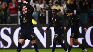 Juventus vence Lazio no fim e alcan&ccedil;a l&iacute;der Napoli no Italiano