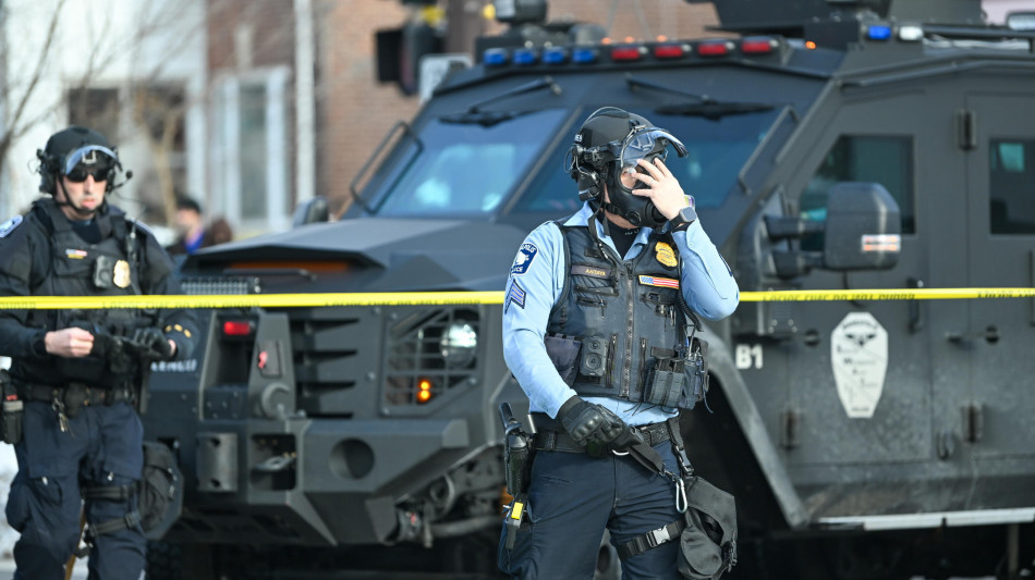 Cento membri del clero arrestati all'aeroporto di Minneapolis