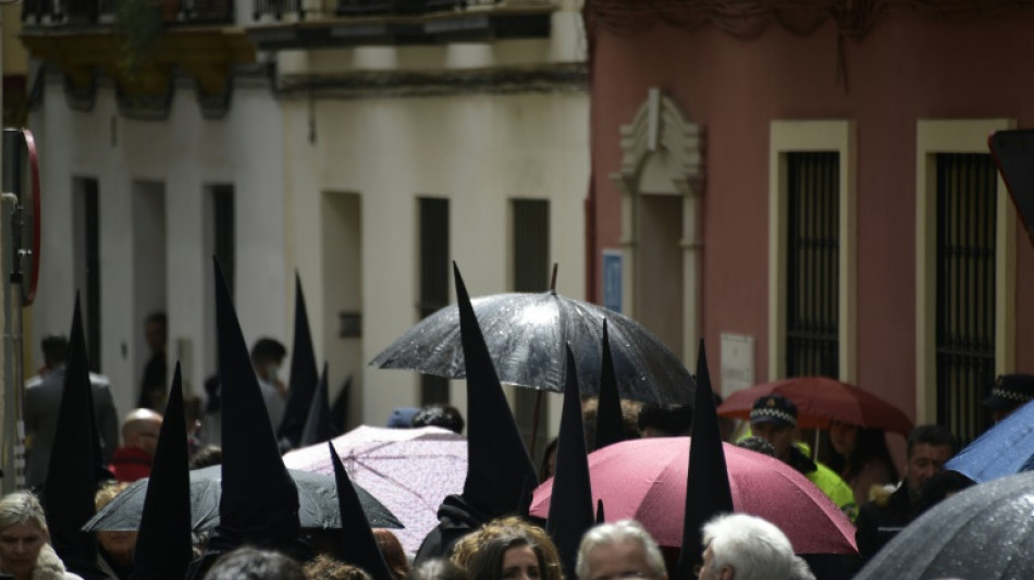 La lluvia frustra las procesiones de la Madrug&aacute; del Viernes Santo en Sevilla