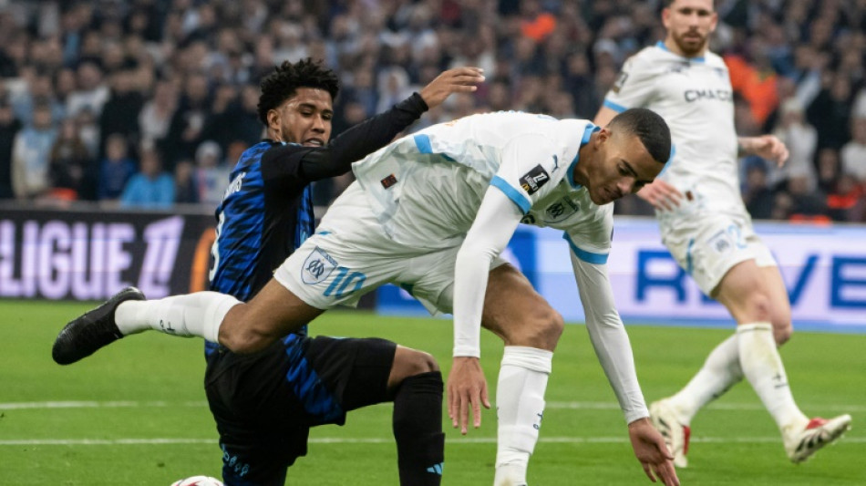 Olympique de Marselha trope&ccedil;a com Strasbourg e se distancia do PSG