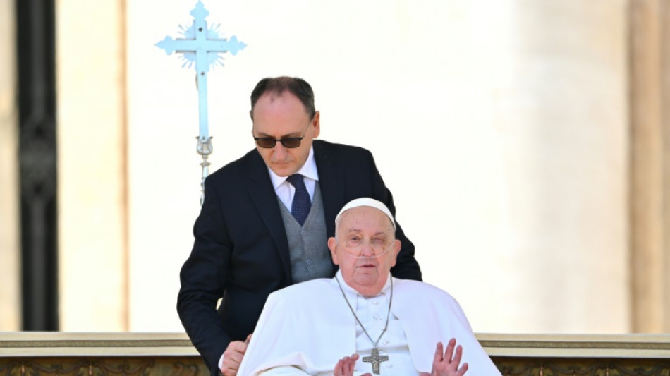 Em recuperação, papa Francisco faz aparição surpresa na Praça de São Pedro