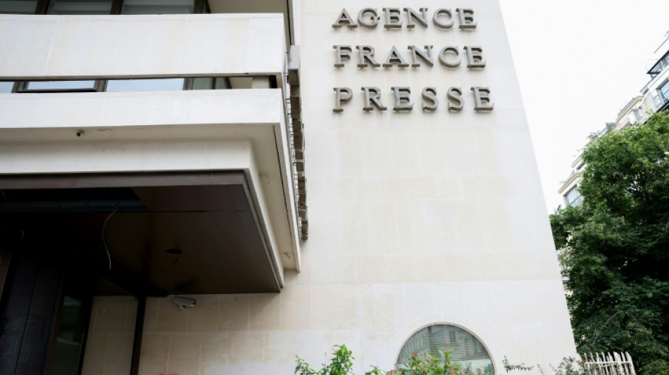 Un pav&eacute; accompagn&eacute; d'un tract faisant r&eacute;f&eacute;rence &agrave; la guerre en Ukraine jet&eacute; sur une fen&ecirc;tre de l'AFP