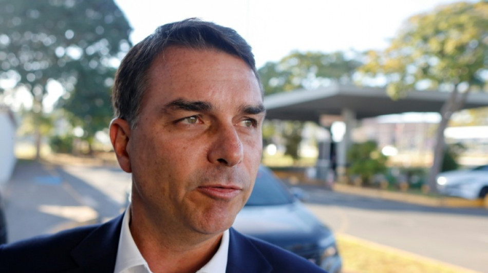 Fl&aacute;vio Bolsonaro questiona confiabilidade do sistema eleitoral brasileiro