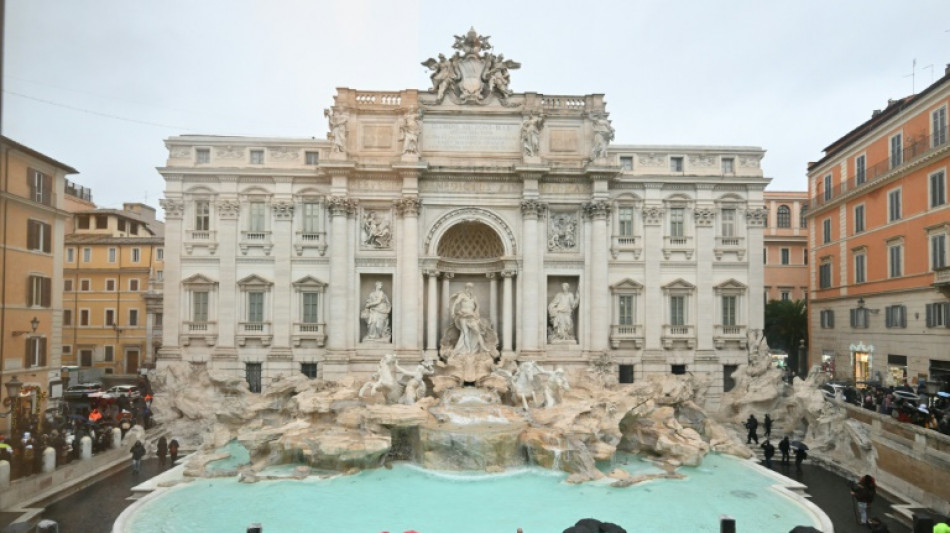 La fuente de Trevi en Roma reabre despu&eacute;s de varias semanas de limpieza