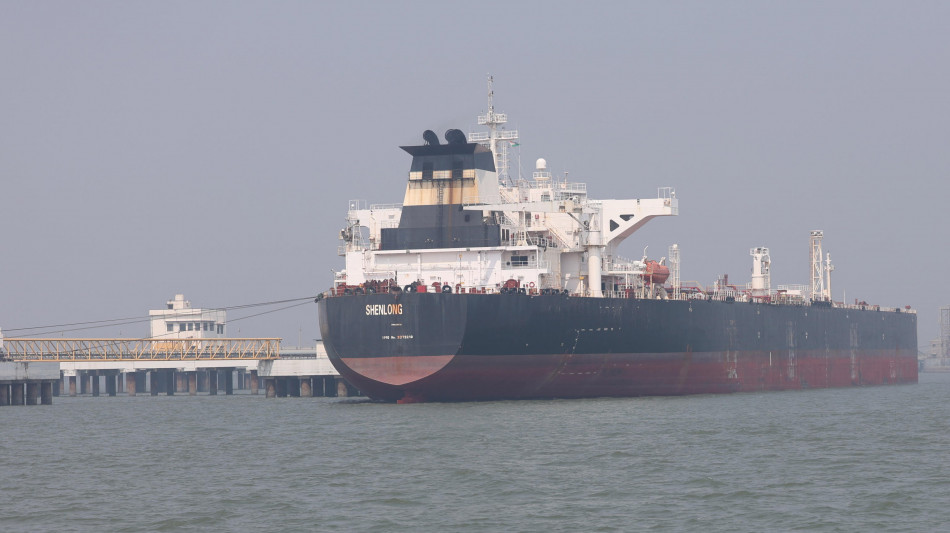 Prima petroliera non iraniana attraversa Hormuz dal cessate il fuoco