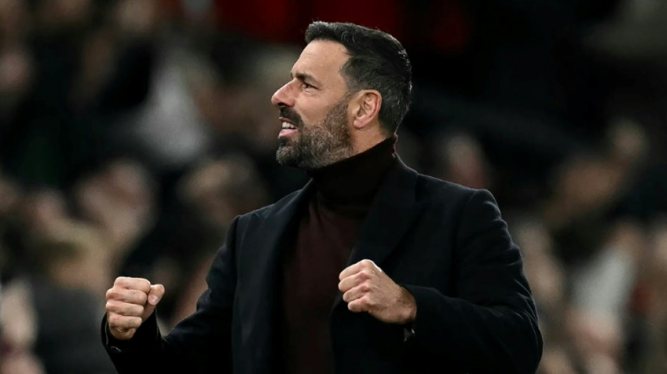 Leicester anuncia Van Nistelrooy como novo t&eacute;cnico