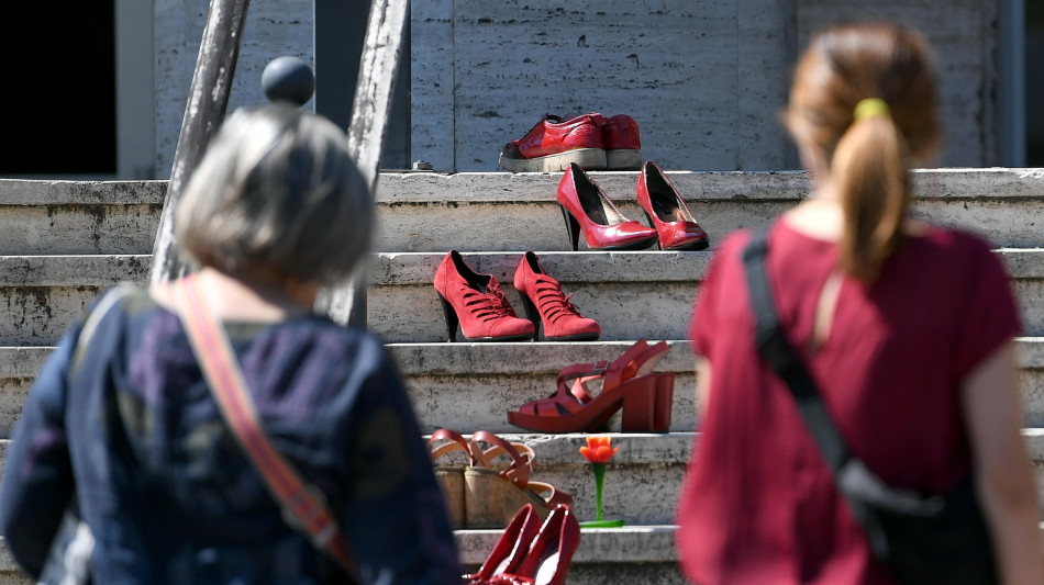 Abusi su donne straniere, indagato funzionario prefettura