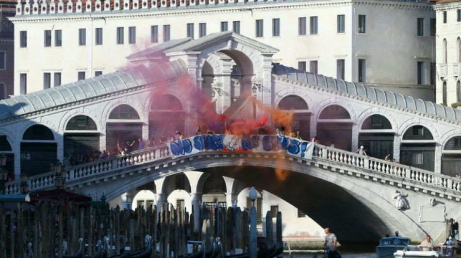 "No hay espacio para Bezos" en Venecia, clama protesta después de la boda del fundador de Amazon