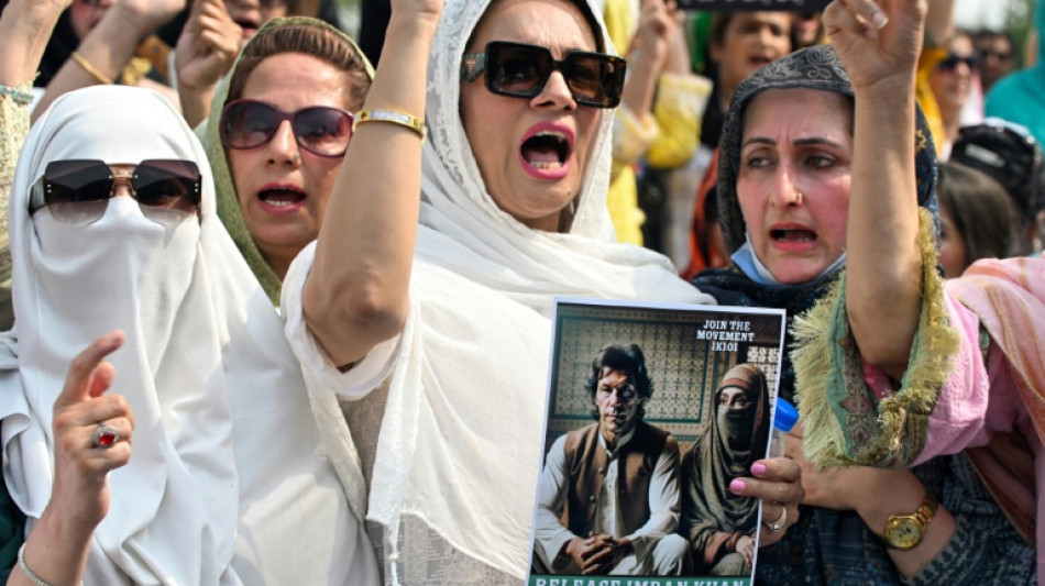 La esposa del ex primer ministro pakistan&iacute; Imran Khan, liberada de prisi&oacute;n