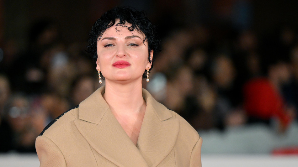 Nuvole è il nuovo singolo di Arisa accompagnato dal videoclip