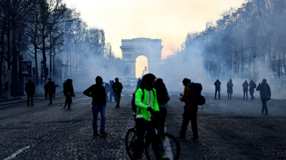 Les convois antipass &agrave; Paris, sur les Champs-&Eacute;lys&eacute;es
