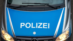 Unbekannte schmieren auf Rügen 171 Hakenkreuze auf Boden vor Supermarkt