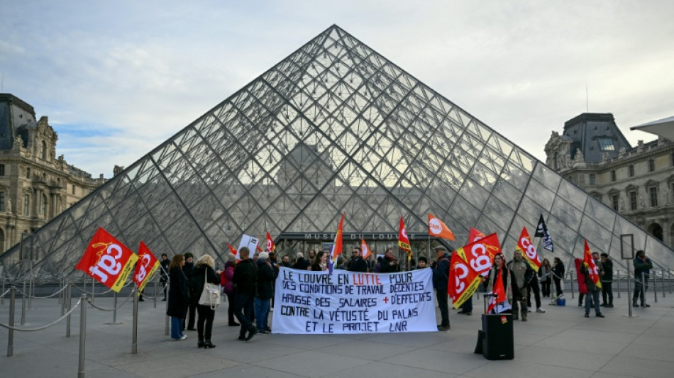 'Angry' Louvre workers' strike shuts out thousands of tourists