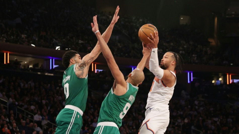 Knicks stay in hunt with late win over rival Celtics
