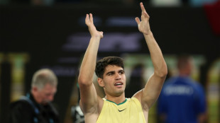 Alcaraz bate Gasquet na estreia na Austr&aacute;lia; Swiatek e Rybakina sofrem, mas avan&ccedil;am